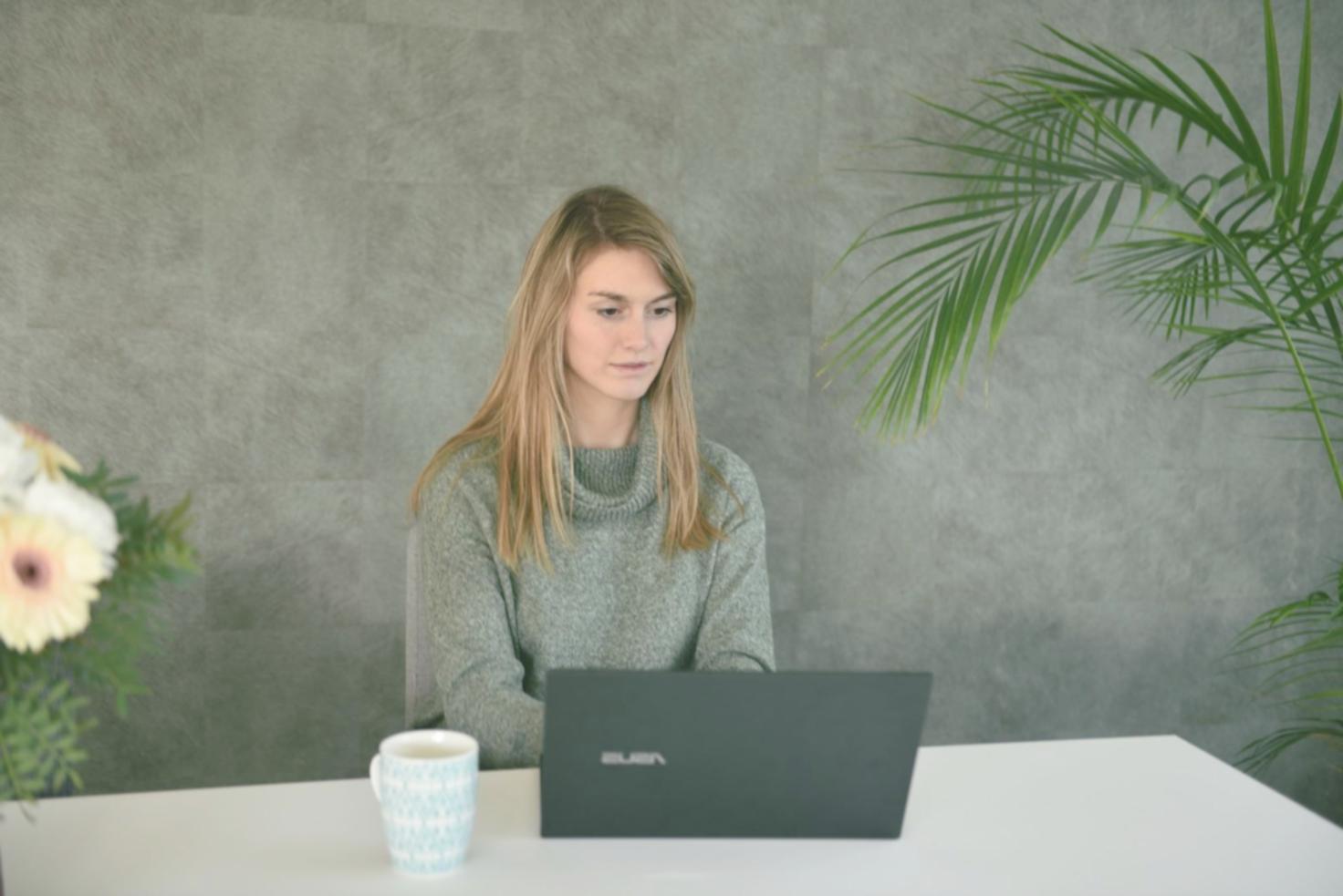 Environnement de travail favorisant les échanges approfondis sur la stratégie financière d'entreprise