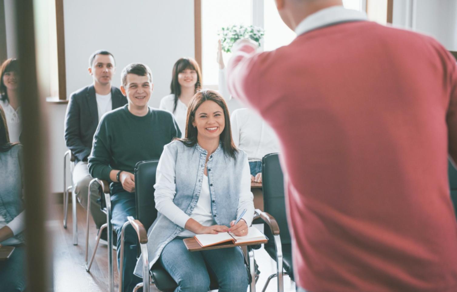 Session de formation en planification financière avec analyse de documents budgétaires