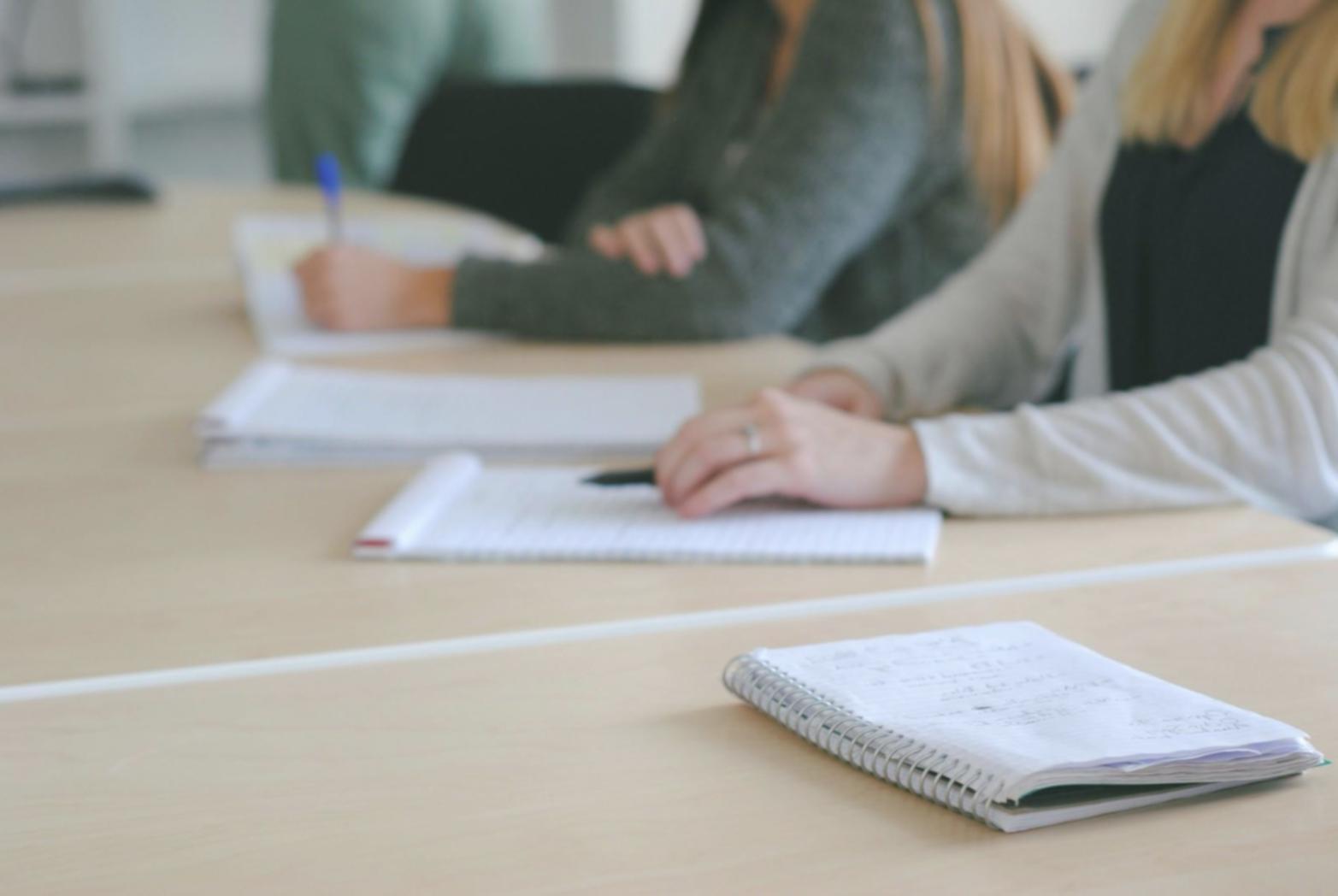 Professionnel travaillant sur des documents de planification financière