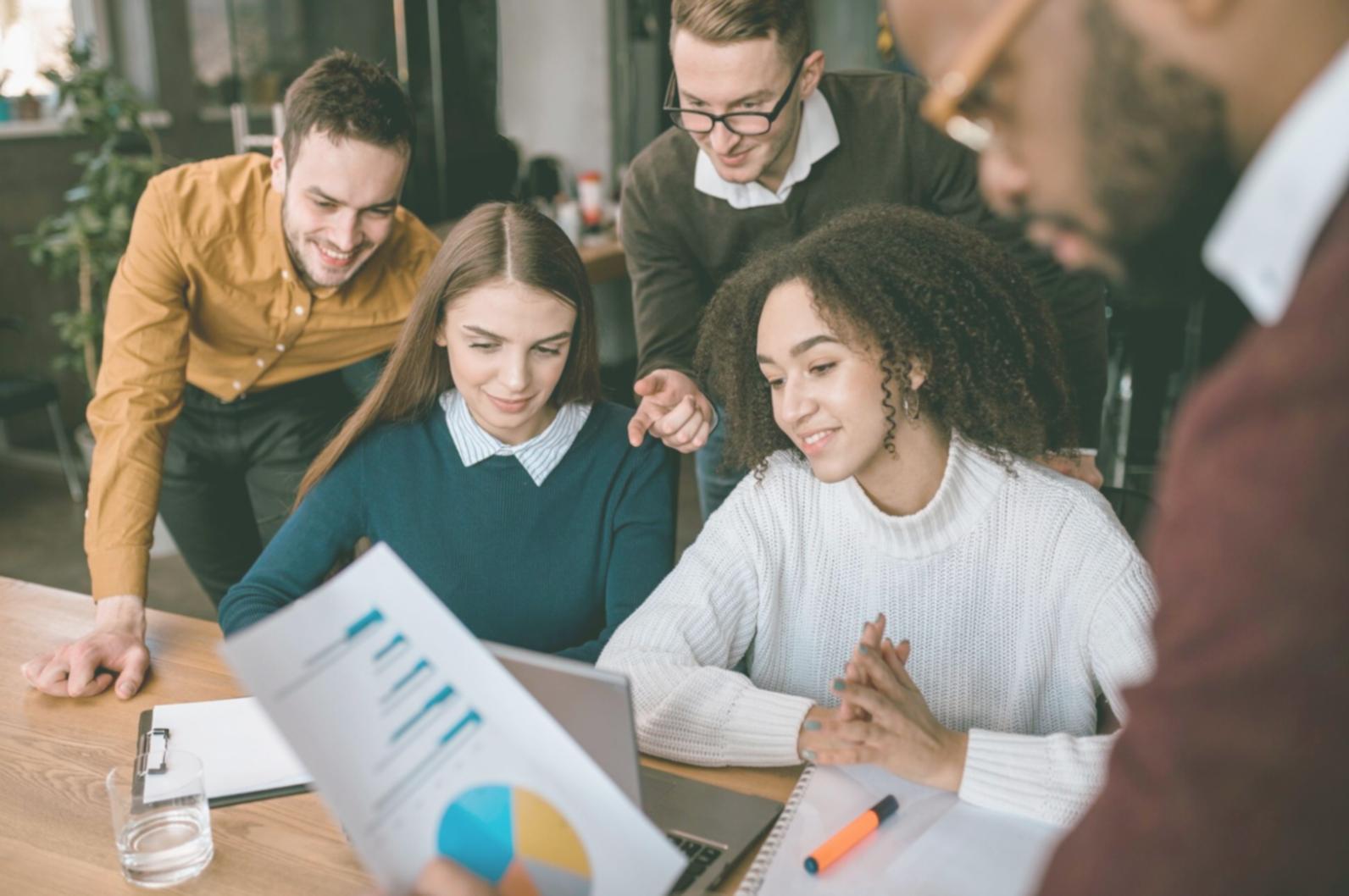 Session de travail avec documents financiers et planification